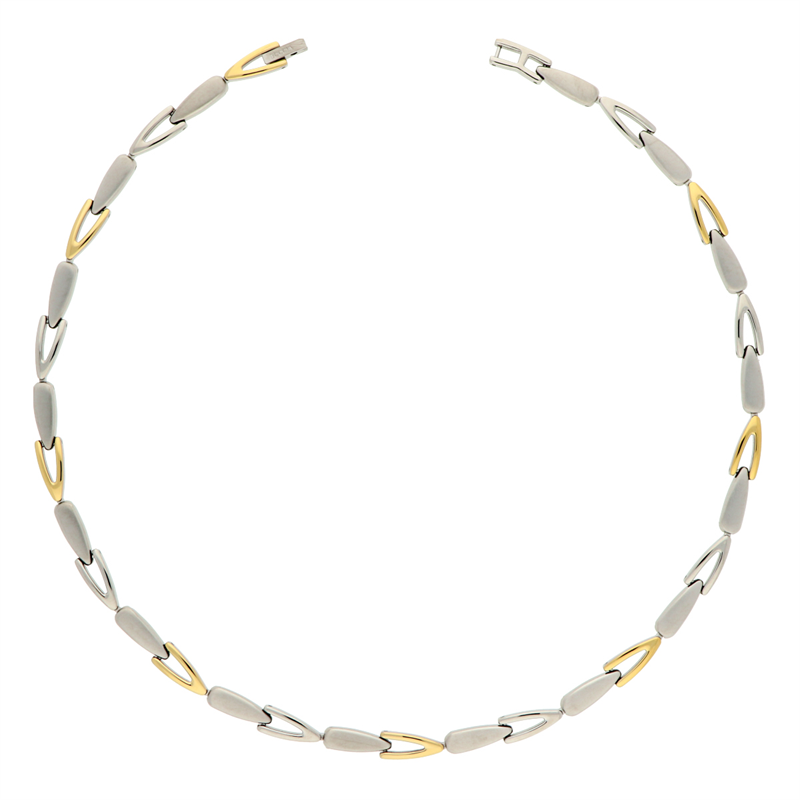 De Boccia Titanium Collier Bicolor 08039-02 is een moderne zilverkleurige ketting met afwisselend zilveren, matgrijze en gouden V-vormige en rechthoekige schakels van Boccia, afgebeeld op een witte achtergrond.