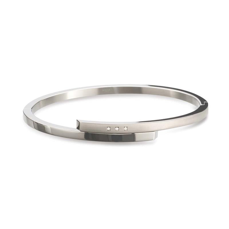 De Boccia Titanium Armband Spang dia 3/0.015 - 03041-02 is een slanke, moderne zilveren armband met drie ingezette diamanten op een plat gedeelte en een gepolijste afwerking - ideaal voor fans van minimalistische dames sieraden.