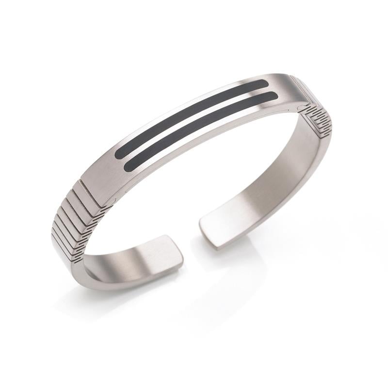 De Boccia Titanium Armband Spang emaille 0340-02 van Boccia is een strakke, zilverkleurige klemarmband met twee parallelle zwarte emaille accenten en gegraveerde horizontale groeven bij de open uiteinden, afgebeeld op een witte achtergrond.