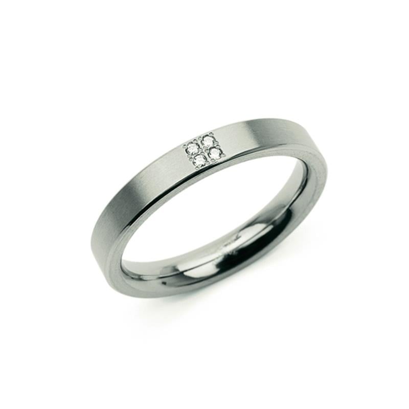 Titanium ring met een matte afwerking en vier kleine, heldere steentjes aan de bovenkant.