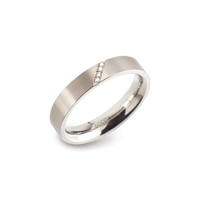 De Boccia Titanium Ring dia 4/0.02 - 0121-07 heeft een mat zilveren afwerking met een diagonale rij ingezette diamanten aan de bovenkant en een gepolijste, gladde binnenkant voor comfort.