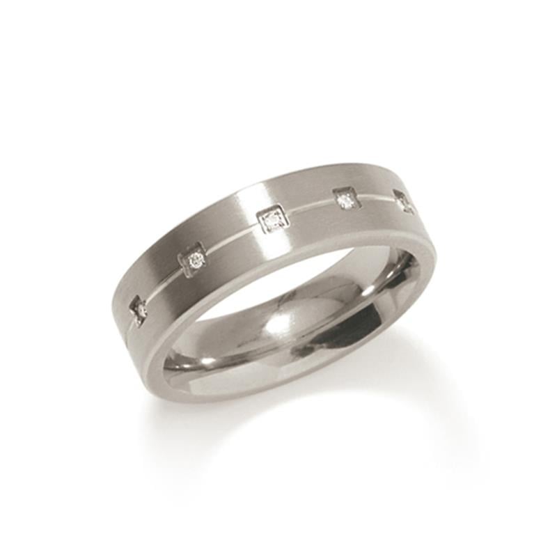 De Boccia Titanium Ring dia 5/0.025 - 0101-20 heeft een mat zilveren band met een centrale rij kleine, afwisselende vierkante en ronde diamanten van Boccia.