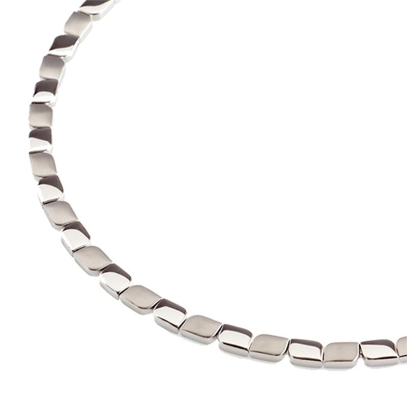 Een close-up van de Boccia Titanium Collier 08003-01 halsketting met platte, vierkante schakels in een zachte curve tegen een witte achtergrond.