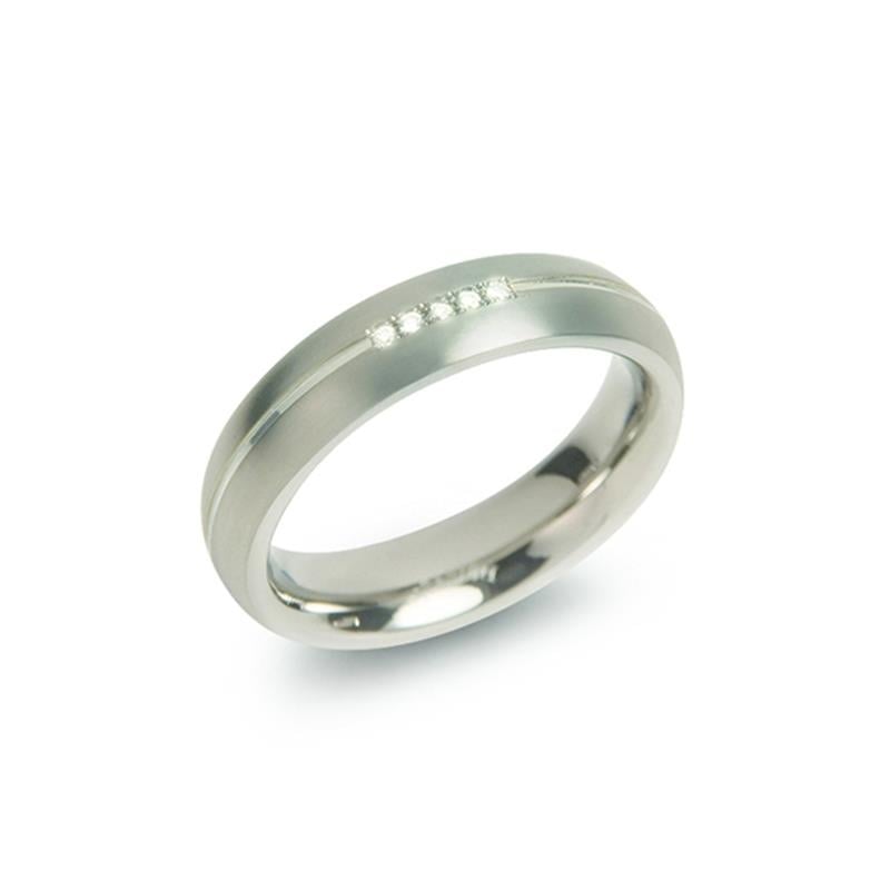 De Boccia Titanium Ring dia 5/0.025 - 0130-03 heeft een gladde, matte afwerking met een diagonale rij van vijf sprankelende diamanten in de zilverkleurige band, vervaardigd door Boccia.