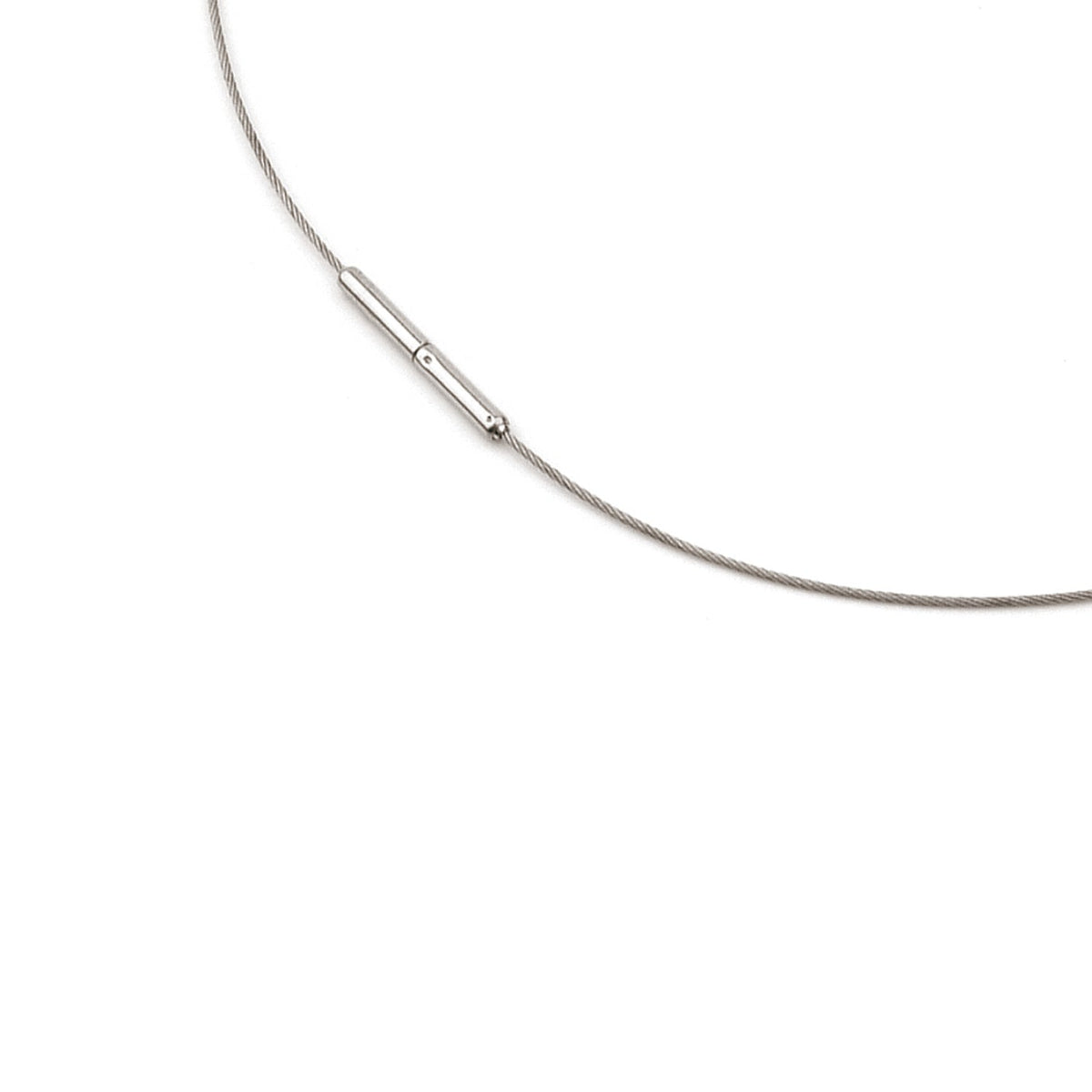 Een dunne zilveren titanium sleutelhanger met een schroefconnector, ideaal voor het vastzetten van sleutels of kleine spullen. De licht gebogen kabel die doet denken aan de Boccia Titanium Lengte Collier staal 0802-01 is geplaatst op een effen witte achtergrond.