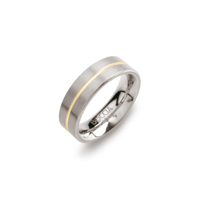 De Boccia Titanium Ring Bicolor 0101-03 heeft een matte zilveren afwerking met een dunne goudkleurige middenstreep. Het BUCCIA-logo is gegraveerd in de titanium band. Deze ring, afgebeeld op een witte achtergrond, combineert stijl en elegantie.