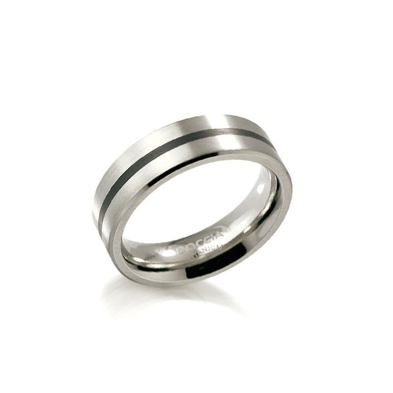De Boccia Titanium Ring 0101-14 heeft een strakke, zilverkleurige afwerking met een dunne, zwarte emaille streep op een effen witte achtergrond.