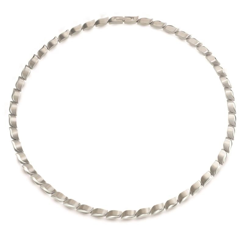 De Boccia Titanium Collier 08038-01, een zilverkleurige damesketting van Boccia, is een elegante ketting met bladvormige schakels in een naadloos cirkelvormig patroon en een sluiting met gesp. Tegen een effen witte achtergrond benadrukt het zijn metaalachtige glans, waardoor het een echt duurzaam accessoire is.