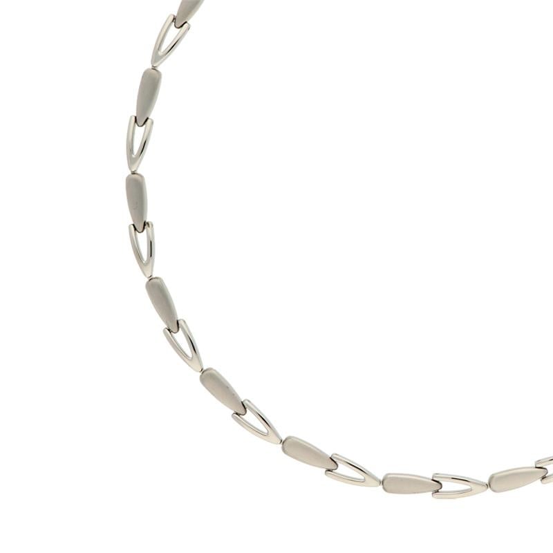 Een close-up van de Boccia Titanium Collier 08039-01, een zilverkleurige damesketting met afwisselend gladde, taps toelopende ovale en langwerpige open schakels, die een gedeeltelijke boog vormt tegen een witte achtergrond. Merk: Boccia.