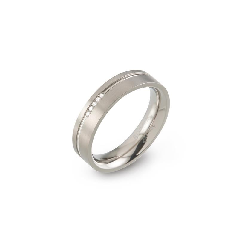 De Boccia Titanium Ring (0149-02) heeft een matte zilveren afwerking met een strakke groef en een rij kleine ingebedde diamanten. Het geheel vormt een elegant en modern design tegen een effen achtergrond.
