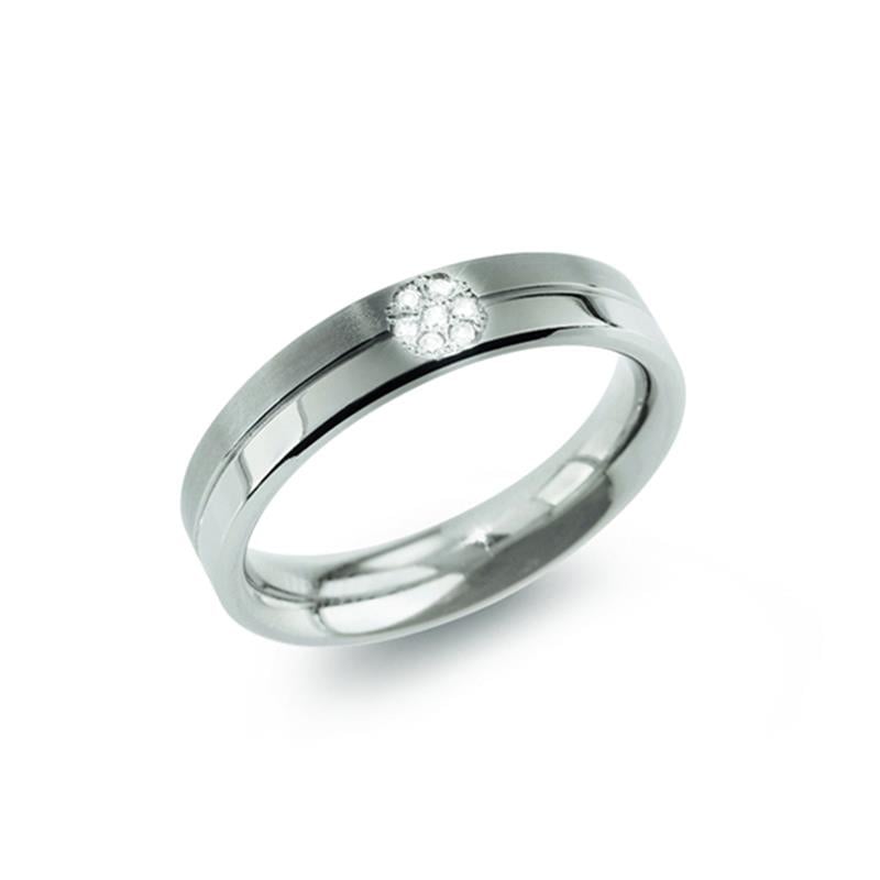 De Boccia Titanium Ring dia 7/0.035 - 0129-05 van Boccia heeft een slanke titanium band met een delicaat cluster van ronde witte diamanten in een bloempatroon in het midden, tegen een witte achtergrond.