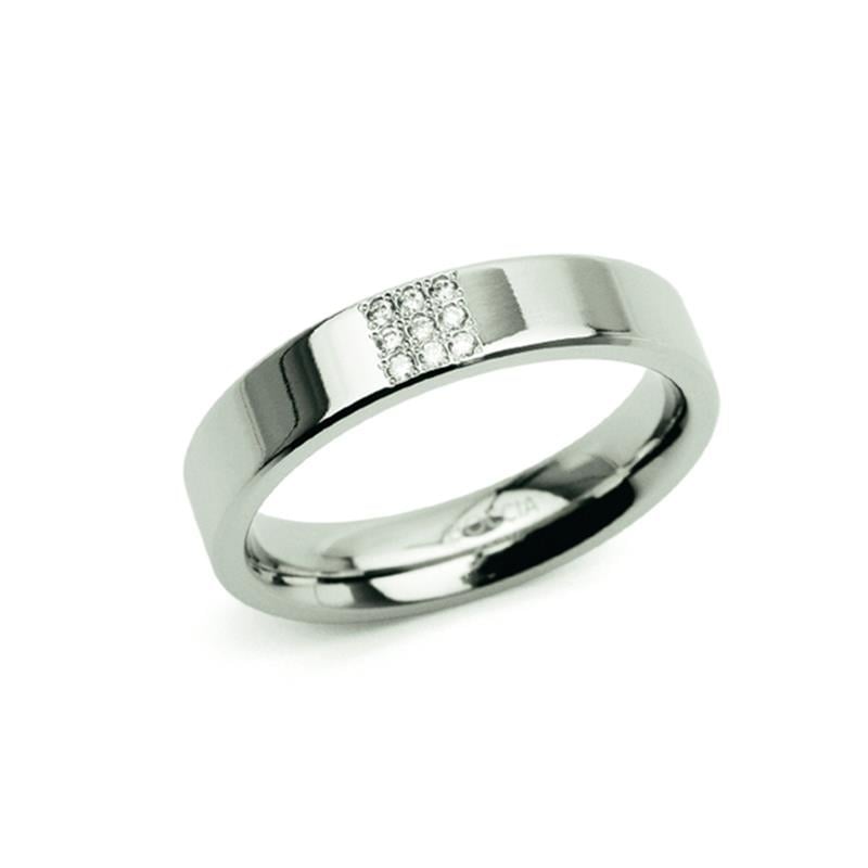 De Boccia Titanium Ring dia 9/0.045 - 0121-02 heeft een slank, gepolijst zilveren ontwerp en een rechthoekig cluster van fonkelende diamanten - ideaal voor fans van diamanten sieraden.