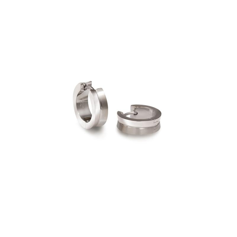 Titanium oorringen met een strakke, moderne uitstraling en een matte afwerking.