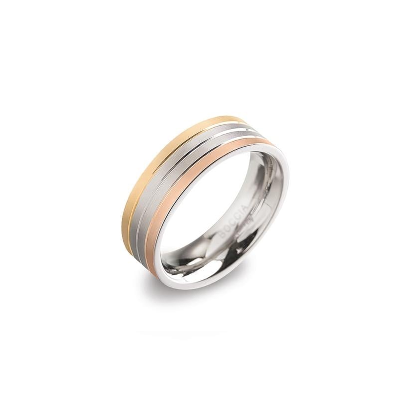 De Boccia Titanium Ring Tricolor 0135-03 van Boccia, gemaakt van titanium met accenten van rosé- en geelgoud en twee parallelle groeven, wordt elegant gepresenteerd op een witte achtergrond.