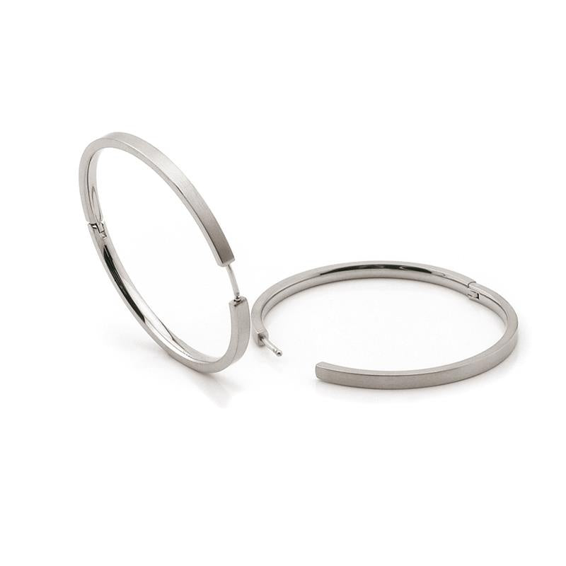 Op een witte achtergrond worden twee Boccia Titanium Oorringen 0508-01 zilveren creolen afgebeeld; één rechtopstaand en de andere plat, wat het strakke design en de gladde afwerking benadrukt.