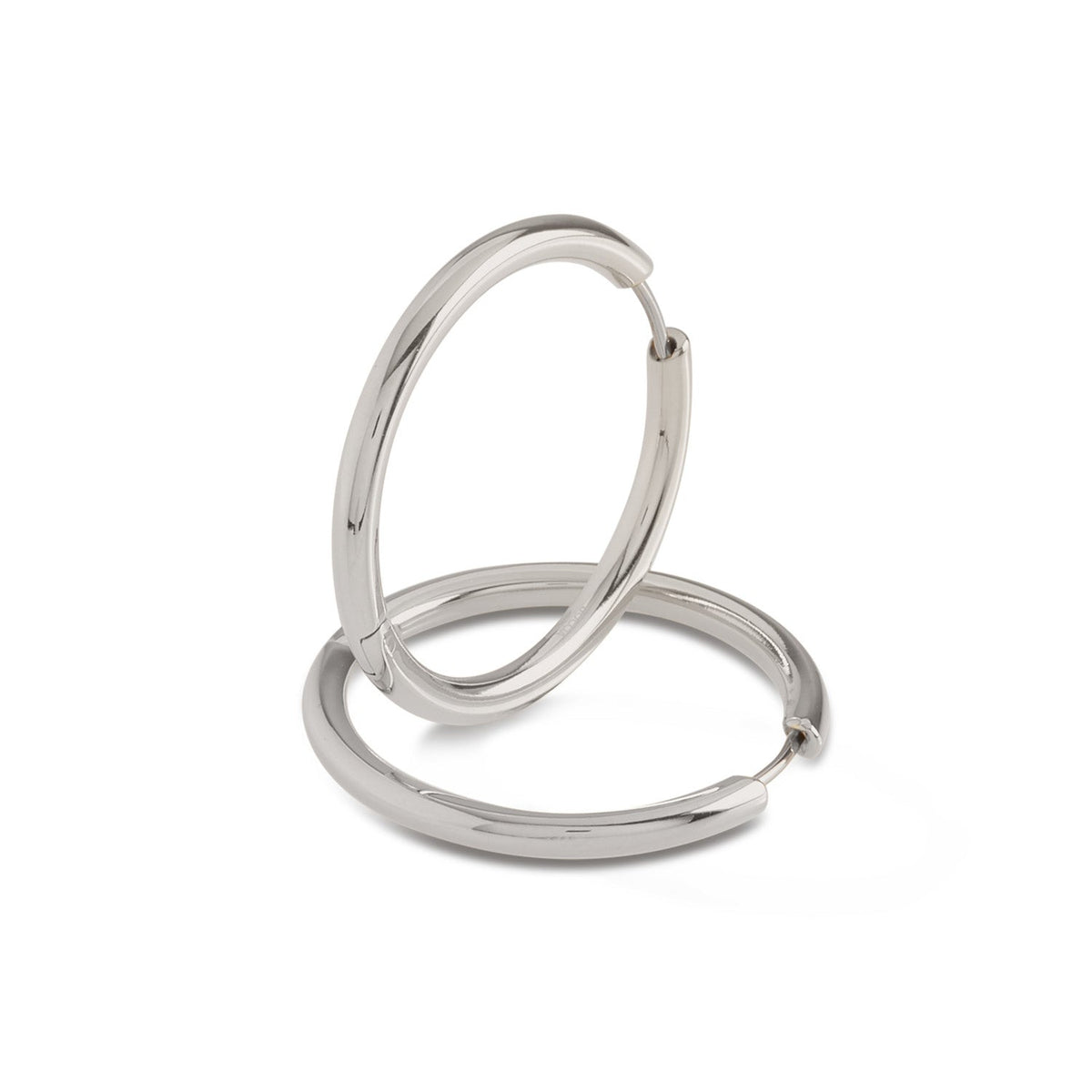 Er worden twee glanzende Boccia Titanium Oorringen 05073-01 getoond, waarbij de ene oorbel rechtop in de andere staat op een effen witte achtergrond, waardoor het elegante klapsluiting-ontwerp wordt benadrukt.