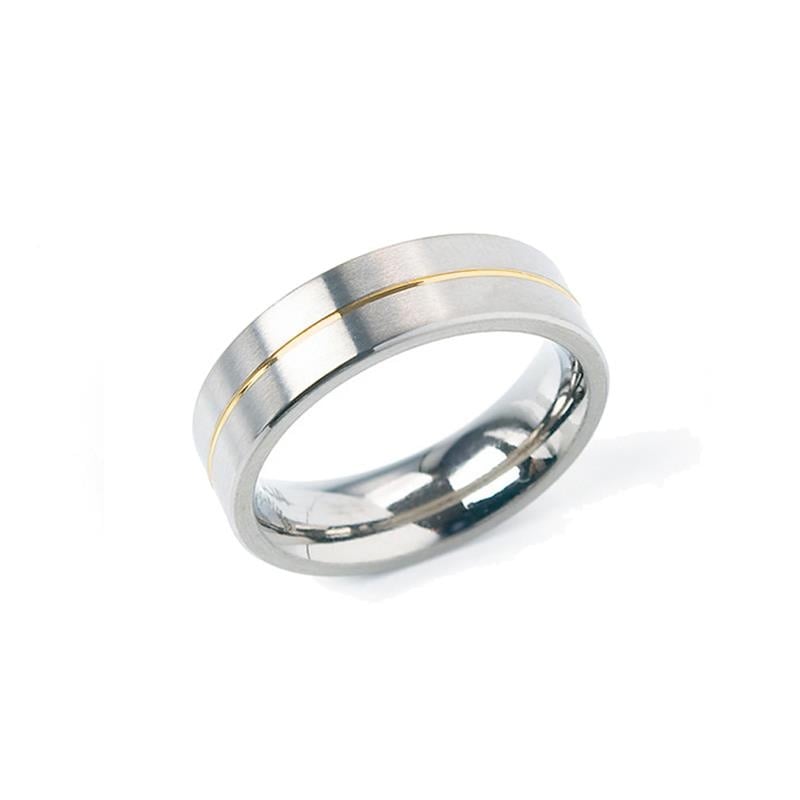 De Boccia Titanium Ring Bicolor 0101-21 van Boccia heeft een matte zilveren afwerking met een dunne gouden streep rondom het midden, die elegant wordt gepresenteerd op een witte achtergrond.