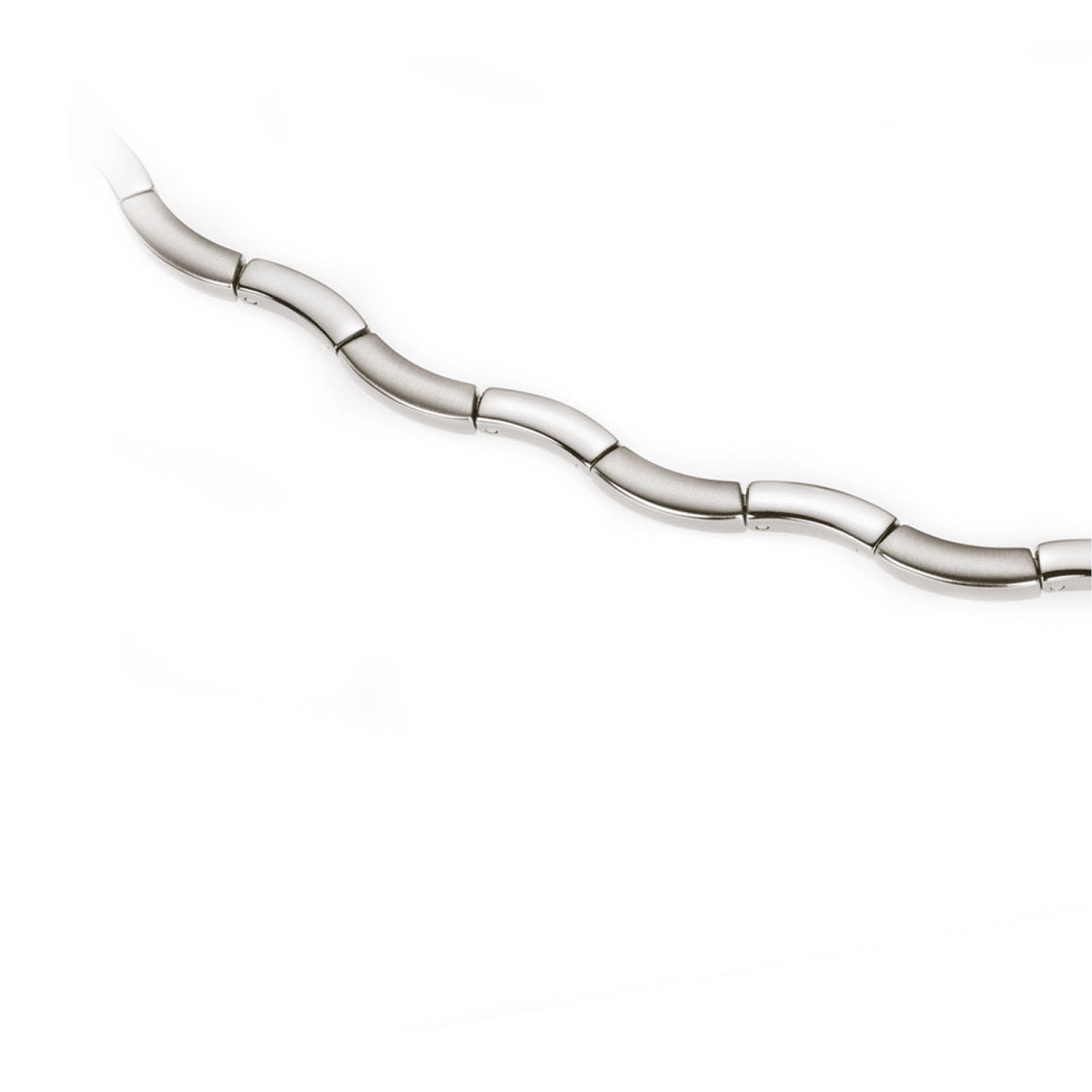 Een close-up van de Boccia Titanium Collier 0844-01 toont een deel van de strakke, zilveren ketting in een golvende diagonale lijn op een effen witte achtergrond. Zo wordt het elegante titanium ontwerp van Boccia benadrukt.