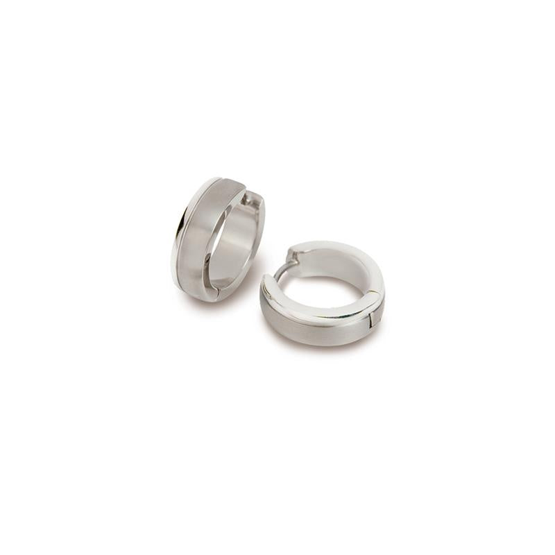 De Boccia Titanium Oorringen 0539-11 hebben een gladde, gepolijste afwerking. Weergegeven op een witte achtergrond staat de ene oorbel rechtop terwijl de andere plat ligt, waardoor de elegante ronding en stijlvolle scharniersluiting goed uitkomen.