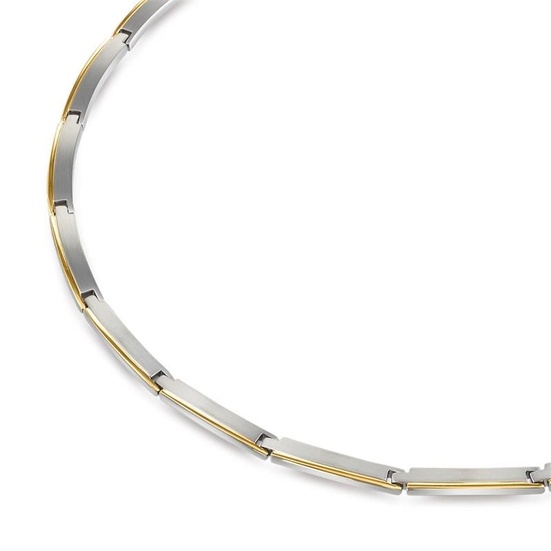 Een close-up van de Boccia Titanium Collier Bicolor 08028-02 toont strakke rechthoekige schakels van zilver en goud in een minimalistisch ontwerp, gerangschikt in een vloeiende lijn tegen een witte achtergrond.