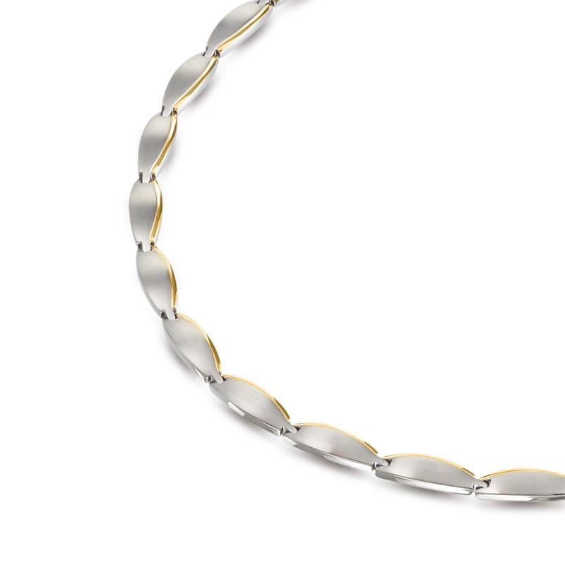 Een close-up van de Boccia Titanium Collier Bicolor 08034-02 van Boccia, met slanke ovale schakels in zilver- en goudtinten, elegant gebogen op een witte achtergrond.