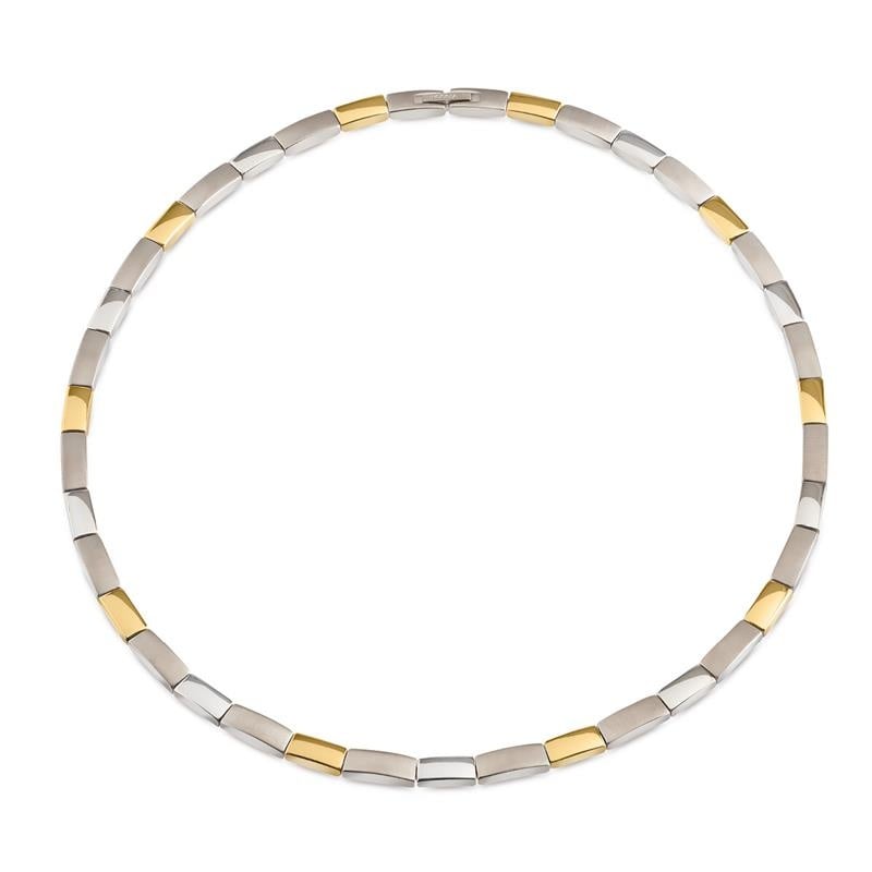 De Boccia Titanium Collier bicolor 08043-02 heeft afwisselend rechthoekige zilver- en goudkleurige schakels in een doorlopend cirkelvormig ontwerp.