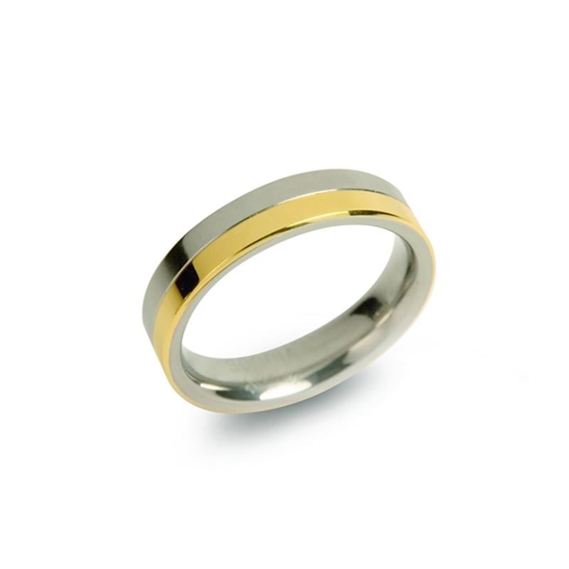 De Boccia Titanium Ring Bicolor 0129-02 heeft een strakke zilveren band met een gouden streep op een witte achtergrond. Een stijlvolle optie van Boccia voor liefhebbers van moderne sieraden.