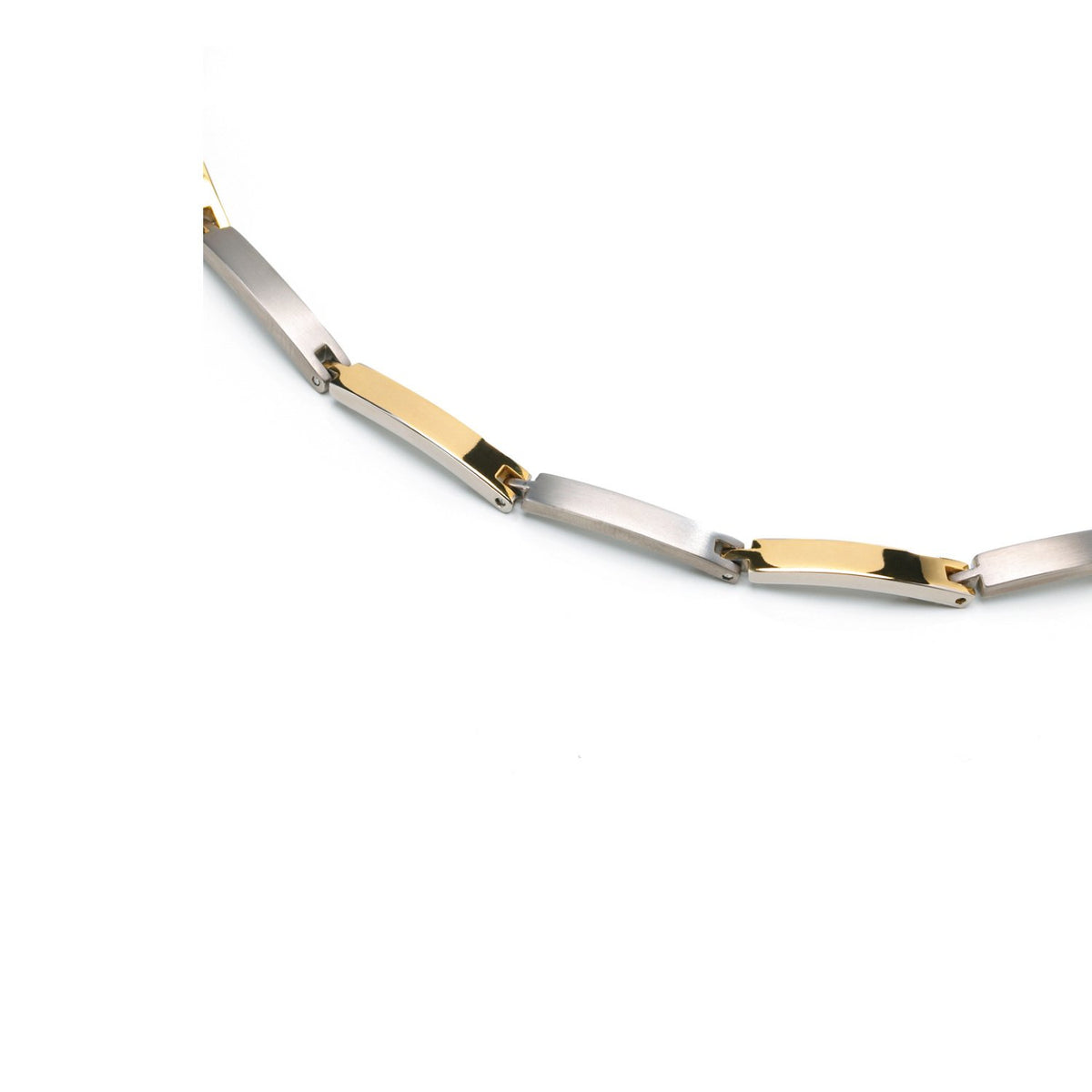 Een close-up van de Boccia Titanium Collier Bicolor 0816-03 ketting van Boccia, met afwisselend gouden en zilveren rechthoekige titanium schakels op een witte achtergrond.
