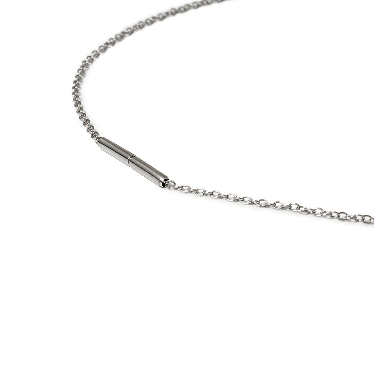 Een close-up van het Boccia Titanium Lengte Collier 0819-01 collier van Boccia, met een zilveren jasseron schakelontwerp en cilindrische bajonetsluiting, weergegeven tegen een witte achtergrond.