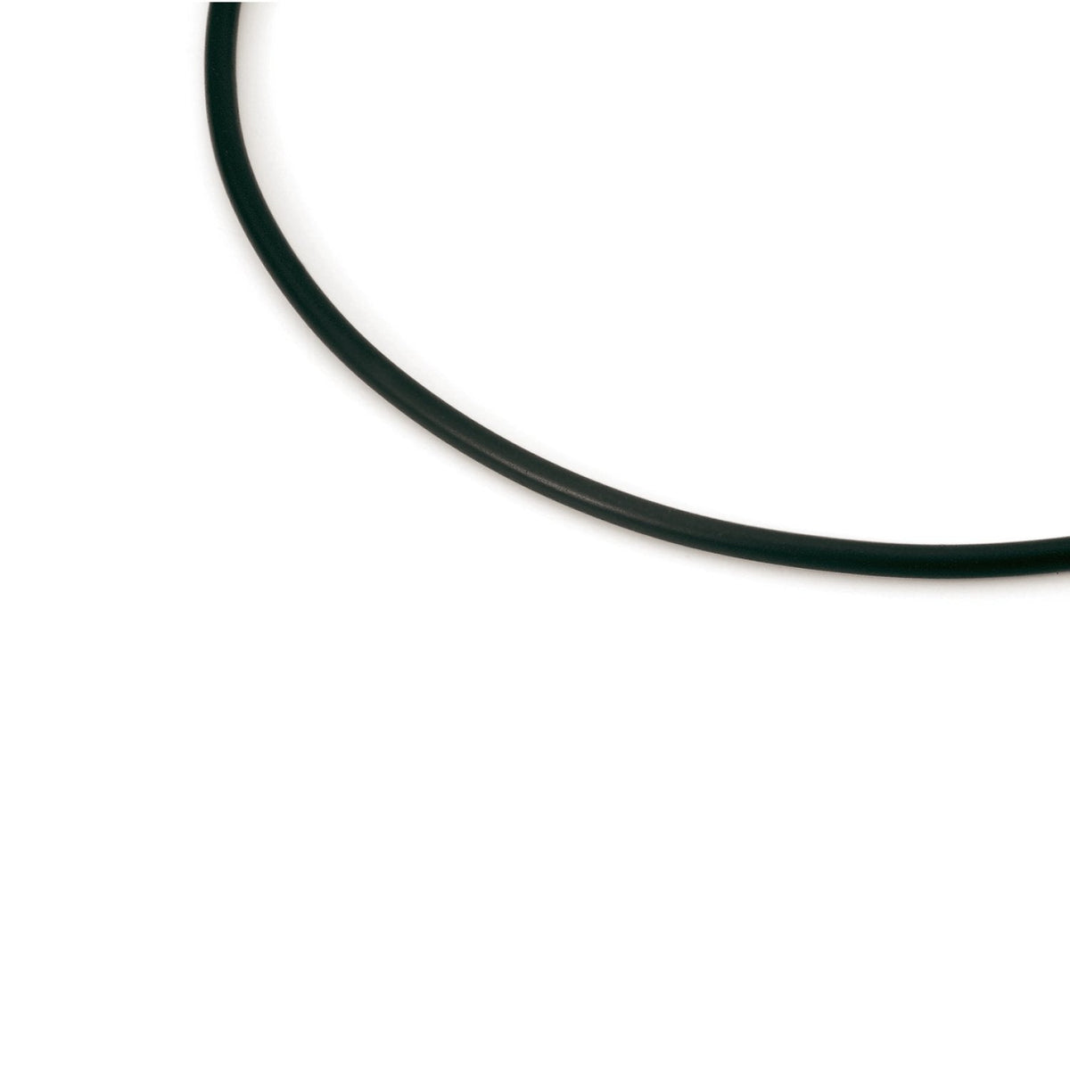 Een Boccia Titanium Lengte Collier rubber 0827-01 van Boccia is gedeeltelijk zichtbaar, met het zwarte rubberen koord dat van linksboven naar rechtsonder loopt tegen een effen witte achtergrond.