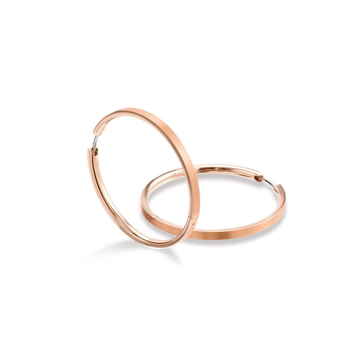 Roségouden titanium oorringen met een eenvoudige, ronde vorm en een glanzende afwerking.
