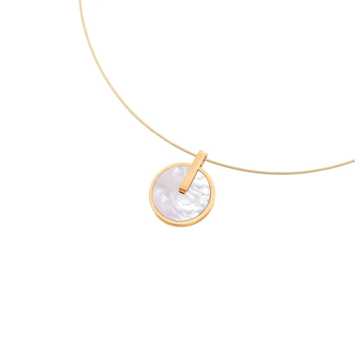 De Boccia Titanium Hanger gp 07028-02 van Boccia heeft een dunne vergulde ketting en een ronde parelmoeren hanger en is een elegant, tijdloos accessoire voor elke gelegenheid.