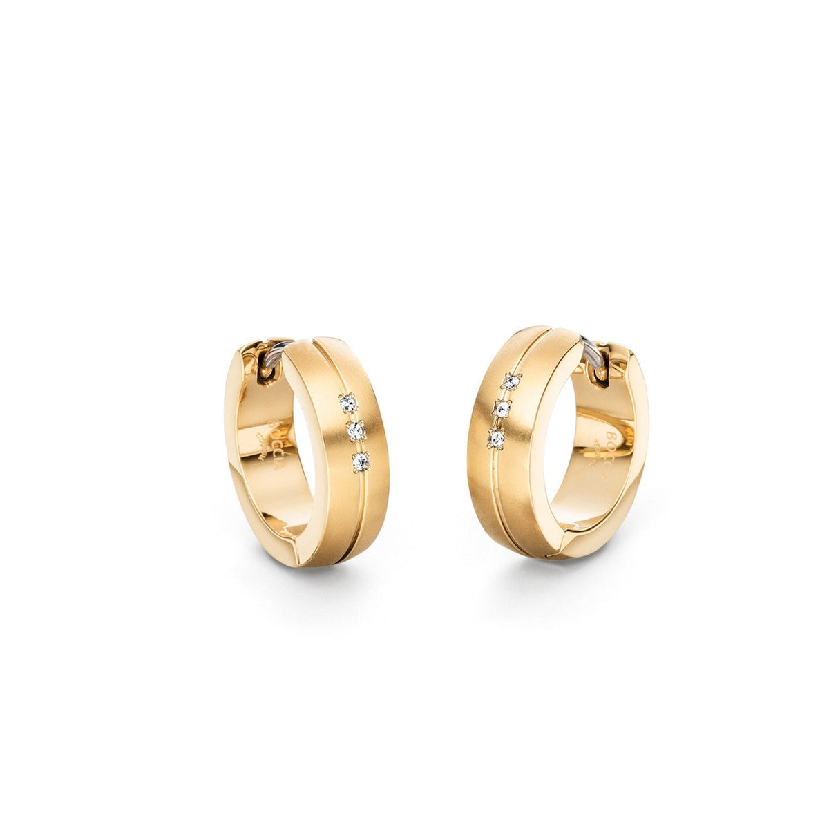 Gouden titanium oorringen met drie kleine diamanten en een strakke, moderne afwerking.