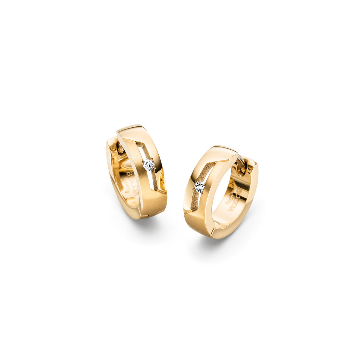 Twee Boccia Titanium Oorringen gp dia 2/0.04 - 05045-05 gouden ringen, elk met een modern hoekig ontwerp en een centrale ronde diamant, worden rechtop gepresenteerd tegen een witte achtergrond, wat het kenmerkende vakmanschap van Boccia weerspiegelt.