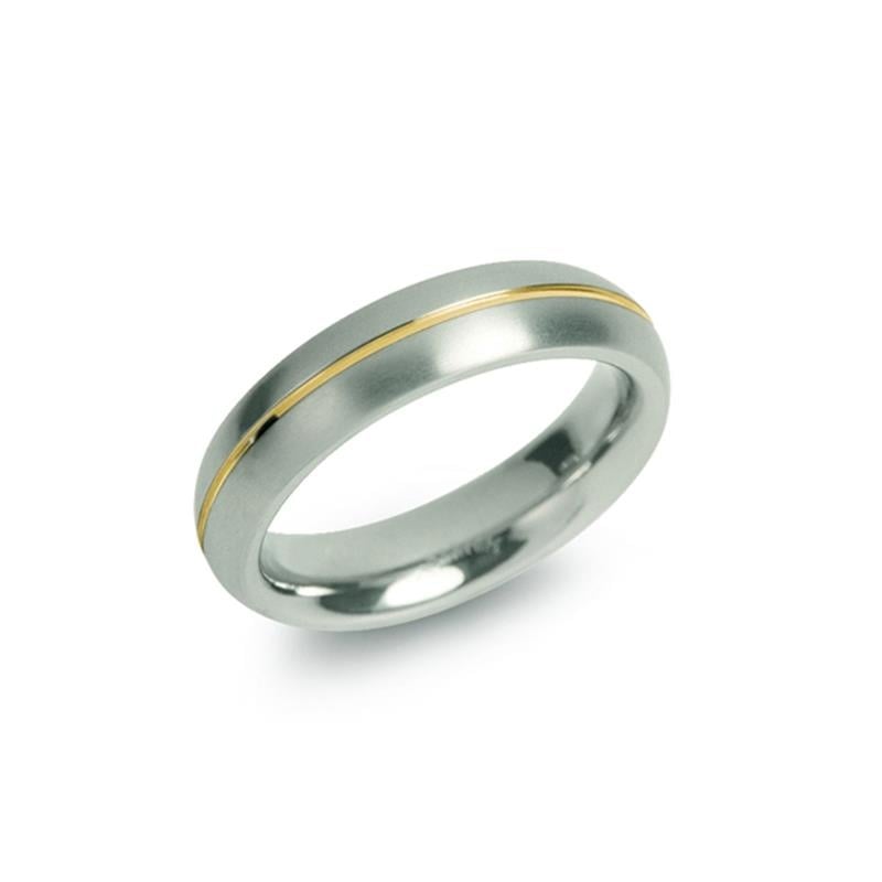 De Boccia Titanium Ring Bicolor 0130-02 van Boccia heeft een strak zilveren design met een dunne gouden streep en wordt weergegeven op een witte achtergrond. Een elegante toevoeging aan elk sieradendoosje.