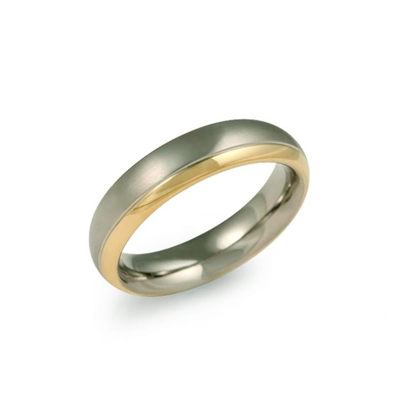 De Boccia Titanium Ring Bicolor 0130-08 heeft een mat zilveren band met een gepolijste gouden accentrand op een witte achtergrond.
