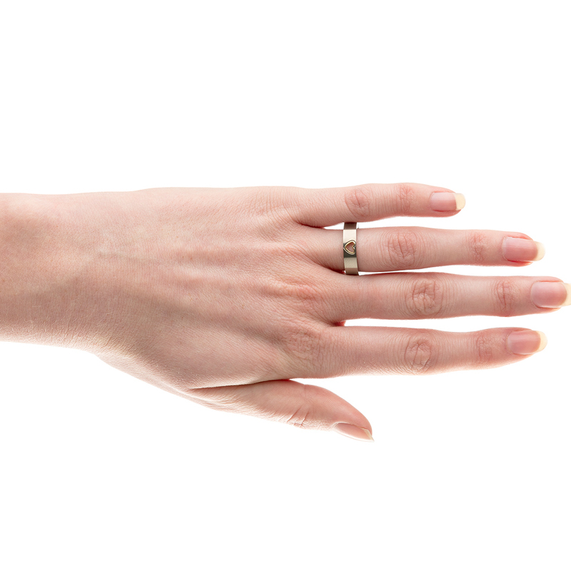 Een linkerhand met natuurlijke nagels tegen een witte achtergrond, met de Boccia Titanium Ring Bicolor 0143-02 van Boccia aan de ringvinger.