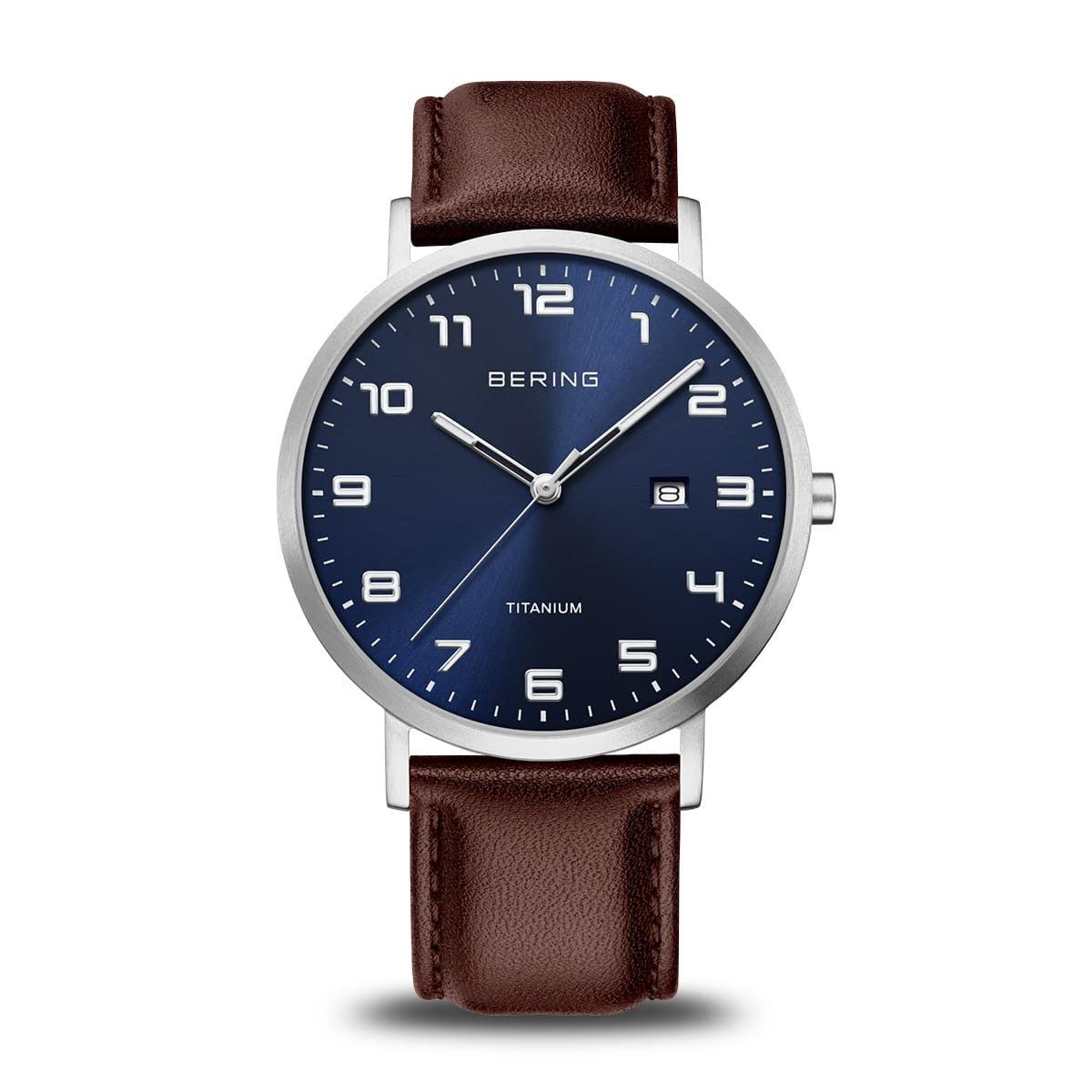 Heren horloge met blauwe wijzerplaat, titanium kast en bruin lederen band.