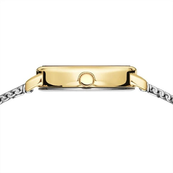 Zijaanzicht van de Bering 11020-010 dameshorloge met een slanke rechthoekige gouden kast, saffierglas, ronde kroon en een zilverkleurige metalen schakelband.