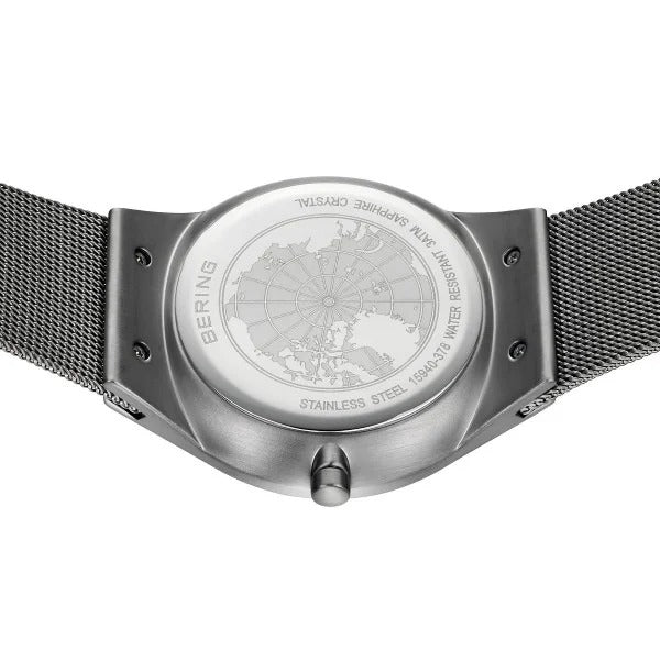 De achterkant van de Bering 15940-378 herenhorloge heeft een roestvrijstalen mesh band, gegraveerde tekst en een wereldbol ontwerp. Het horloge is waterbestendig, heeft saffierglas en hoogwaardige materialen - de kenmerken van elk Bering horloge.