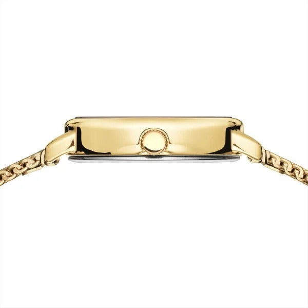 Een close-up zijaanzicht van de Bering 11020-334 goudkleurige dameshorloge met dunne rechthoekige kast en schakelarmband, met de kroon aan de zijkant en het quartz uurwerk, tegen een witte achtergrond.