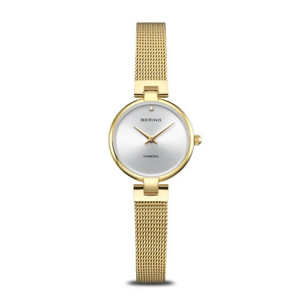 Gouden horloge met een zilveren wijzerplaat en een mesh-band.