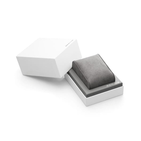 Een gedeeltelijk geopende witte doos met een apart deksel onthult een grijze beklede binnenkant, ideaal voor het tentoonstellen van de Bering 14040-404 of een andere stijlvolle herenhorloge.