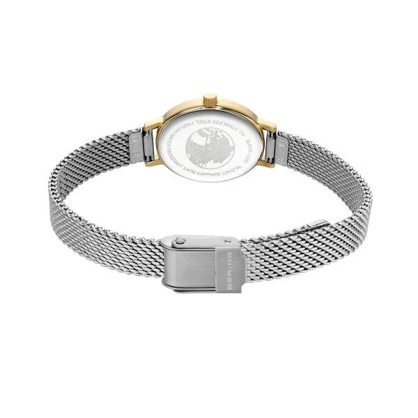 De Bering 11020-010 dameshorloge heeft een roestvrijstalen mesh band, goudkleurige ronde kast met een gegraveerde achterkant, saffierglas en een betrouwbaar quartz uurwerk.