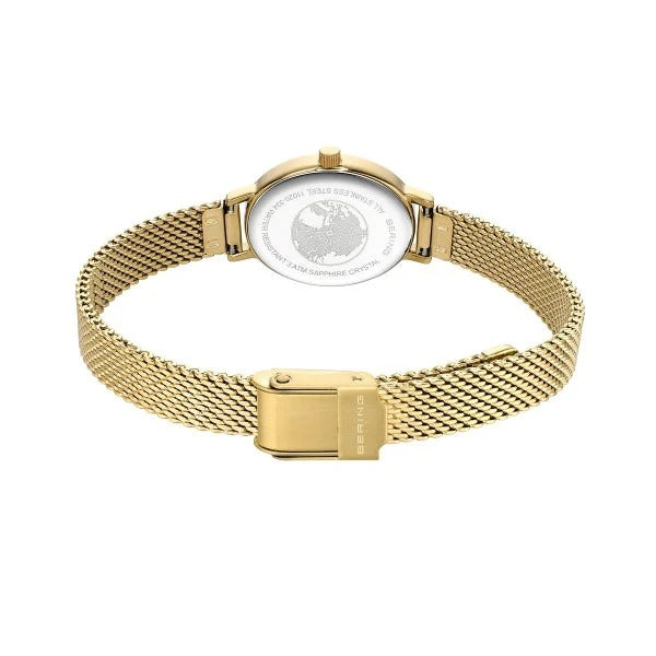 De Bering 11020-334 dameshorloge met een gouden mesh band wordt getoond vanaf de achterkant, met een sluiting gegraveerd met BERING en een ronde achterkant van de kast met een gegraveerd ijsberenlogo, specificaties en quartz uurwerk.