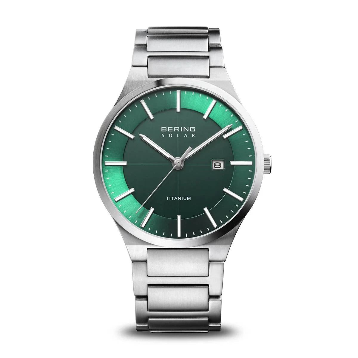 Titanium horloge met groene wijzerplaat en stalen schakelband, voorzien van datumaanduiding.