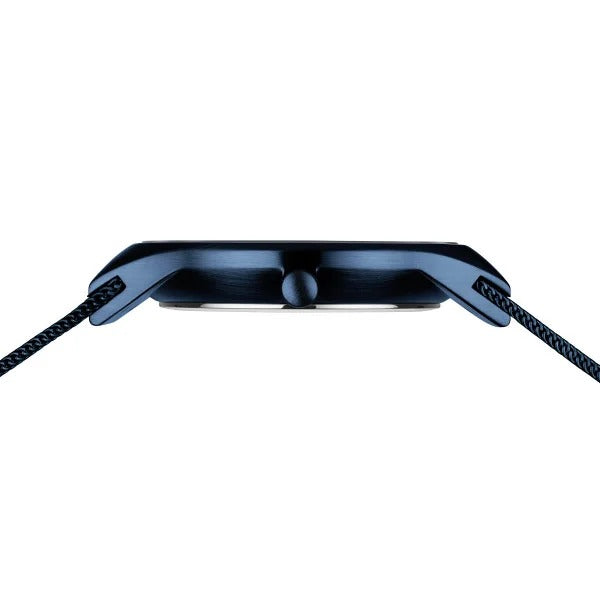 Zijaanzicht van de Bering 15940-393 uit de Classic collectie, met een blauwe herenhorloge met een donker metallic kast, zwarte gevlochten band en quartz uurwerk. De kroon en het slanke profiel steken mooi af tegen de witte achtergrond.