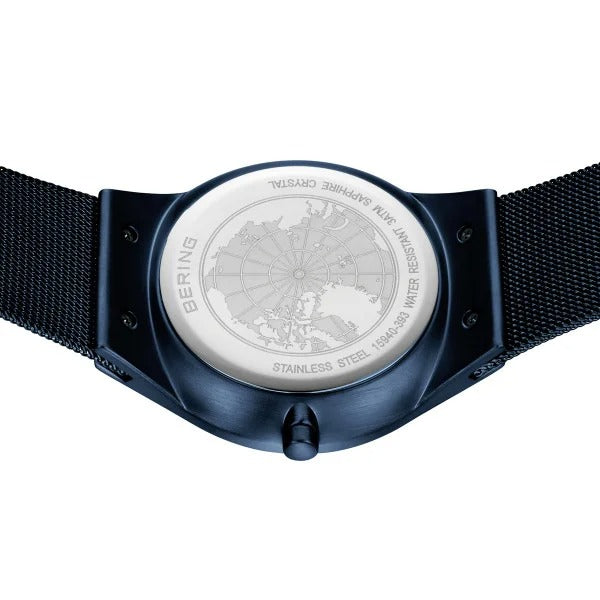 De onderkant van dit Bering herenhorloge model 15940-393 heeft een roestvrijstalen achterkant met een gegraveerde wereldkaart, quartz uurwerk details en is gecombineerd met een slanke zwarte mesh band.