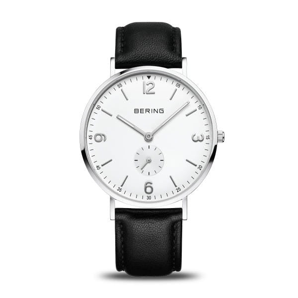 De Bering 14040-404 is een elegant herenhorloge met een witte ronde wijzerplaat, zilverkleurige kast, zwarte cijfers, zwarte leren band, zilverkleurige uren- en minutenwijzers, kleine secondewijzer op 6 uur en een nauwkeurig quartz-uurwerk.