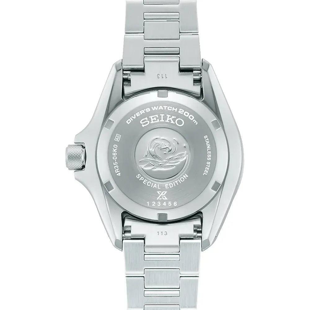 De afbeelding toont de achterkant van de Seiko heren horloge SRPL53K1, met ingegraveerde tekst, een golflogo en een serienummer. Op de achterkant van de kast staan Diver's Watch 200m, Seiko en Special Edition op dit automatische duikershorloge.